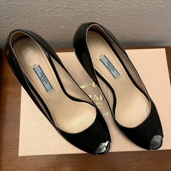 Prada size 8.5 shoe. Only worn once - Picture 2 of 7